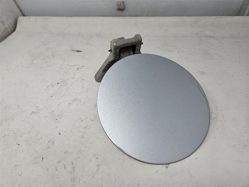 2012 ESCALADE GAS TANK FUEL FILLER DOOR SILVER 26088 - image 2