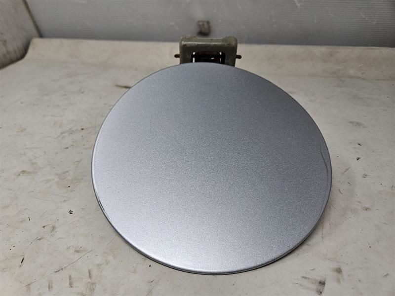 2012 ESCALADE GAS TANK FUEL FILLER DOOR SILVER 26088 - image 3