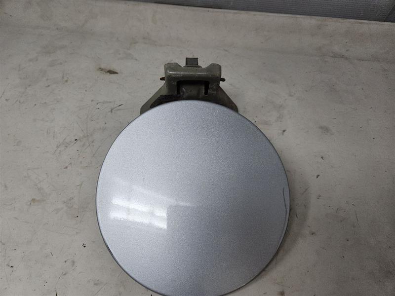 2012 ESCALADE GAS TANK FUEL FILLER DOOR SILVER 26088 - image 4