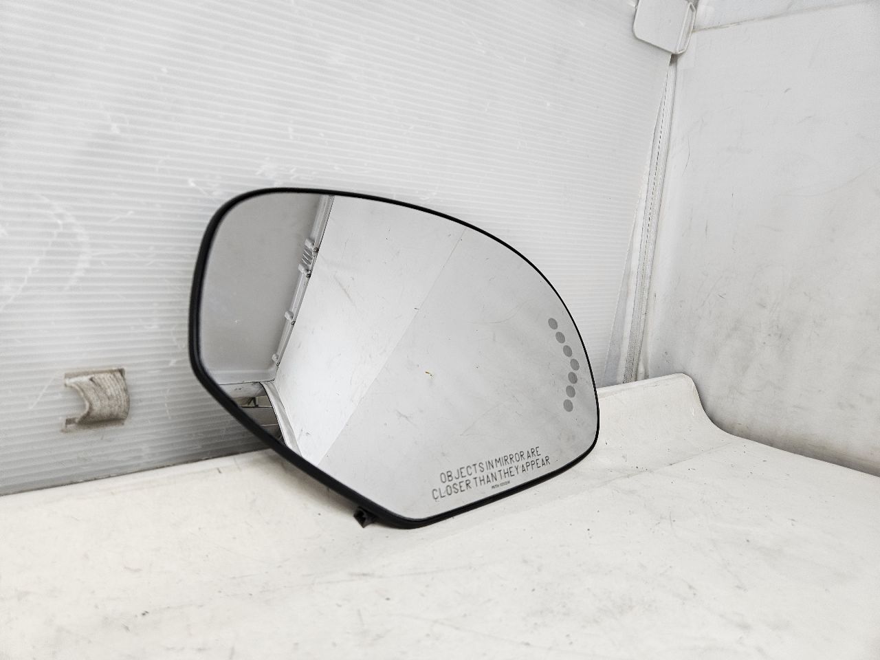 2012 ESCALADE OEM RH MIRROR GLASS ONLY 20778441 26090 - image 1