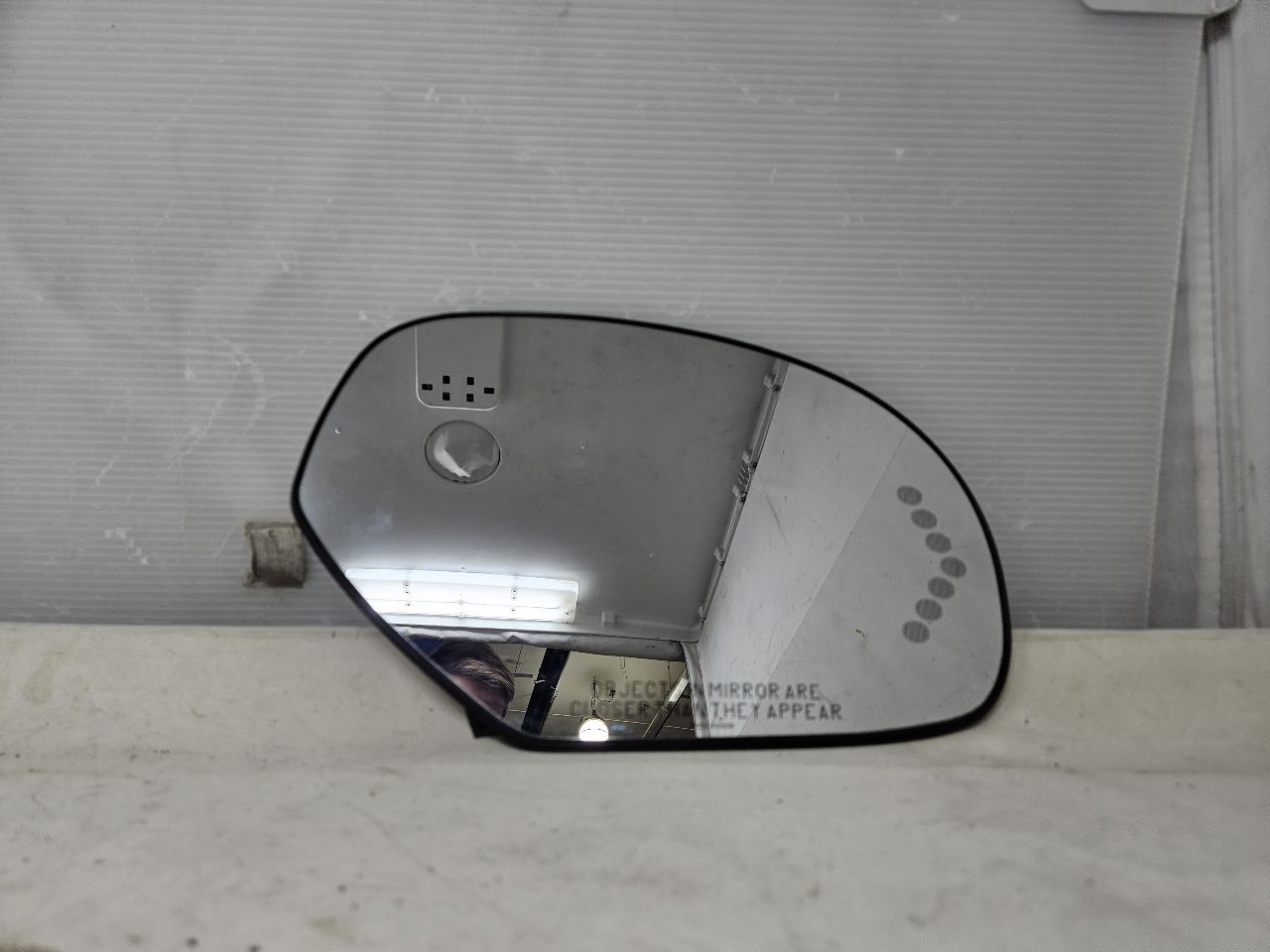 2012 ESCALADE OEM RH MIRROR GLASS ONLY 20778441 26090 - image 2