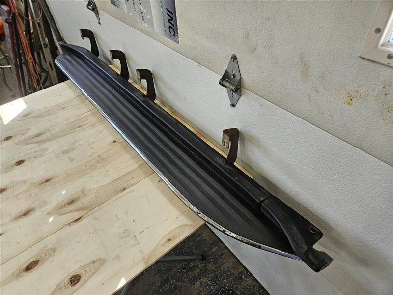 2012 ESCALADE PASSENGER STATIONARY RUNNING BOARD 26110 - image 2