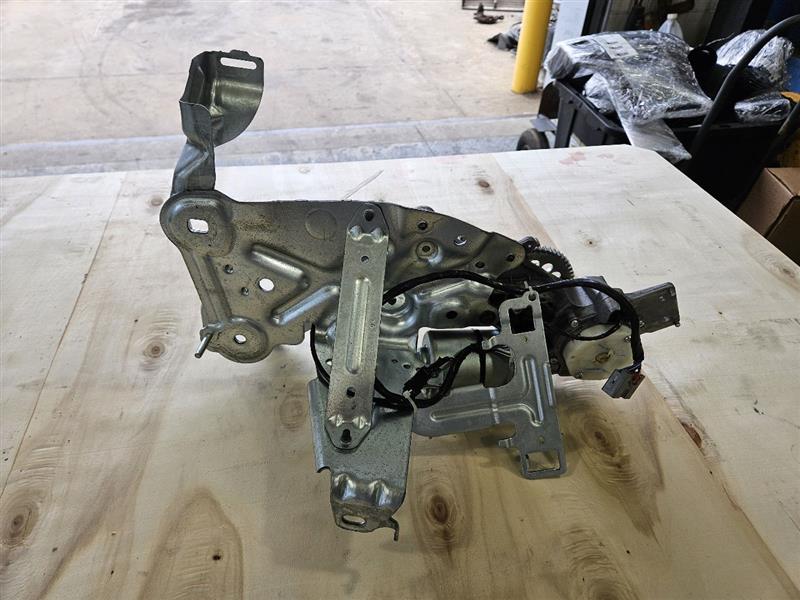 2012 ESCALADE POWER LIFTGATE MOTOR 26112 - image 1