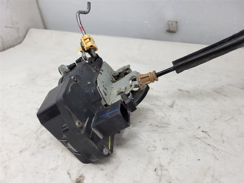2012 ESCALADE REAR LH DRIVER DOOR LATCH 22741777 26136 - image 2