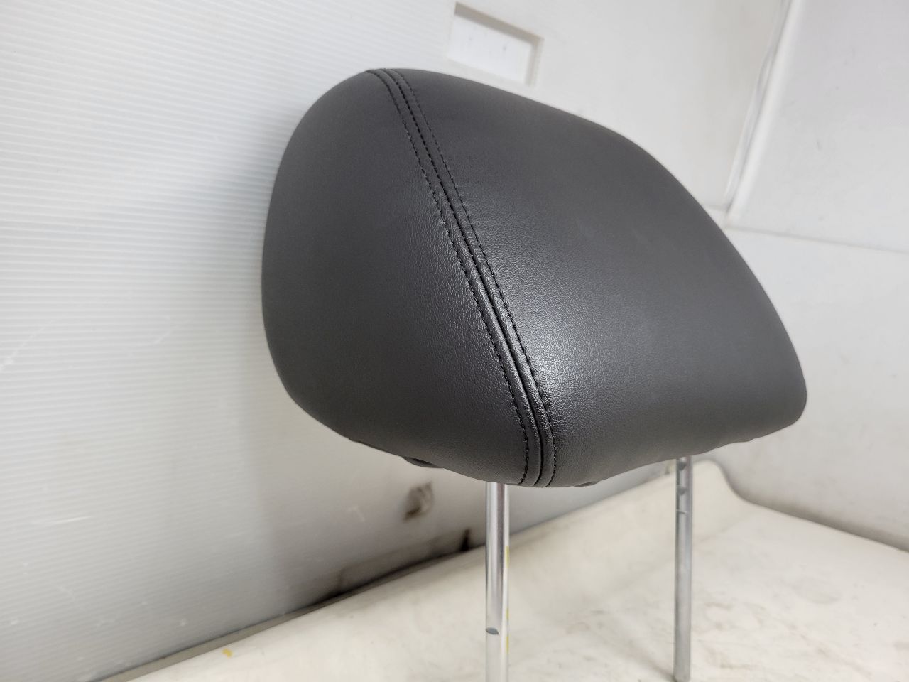 2012 ESCALADE FRONT LEATHER HEADREST FITS LH OR RH 26144 - image 7