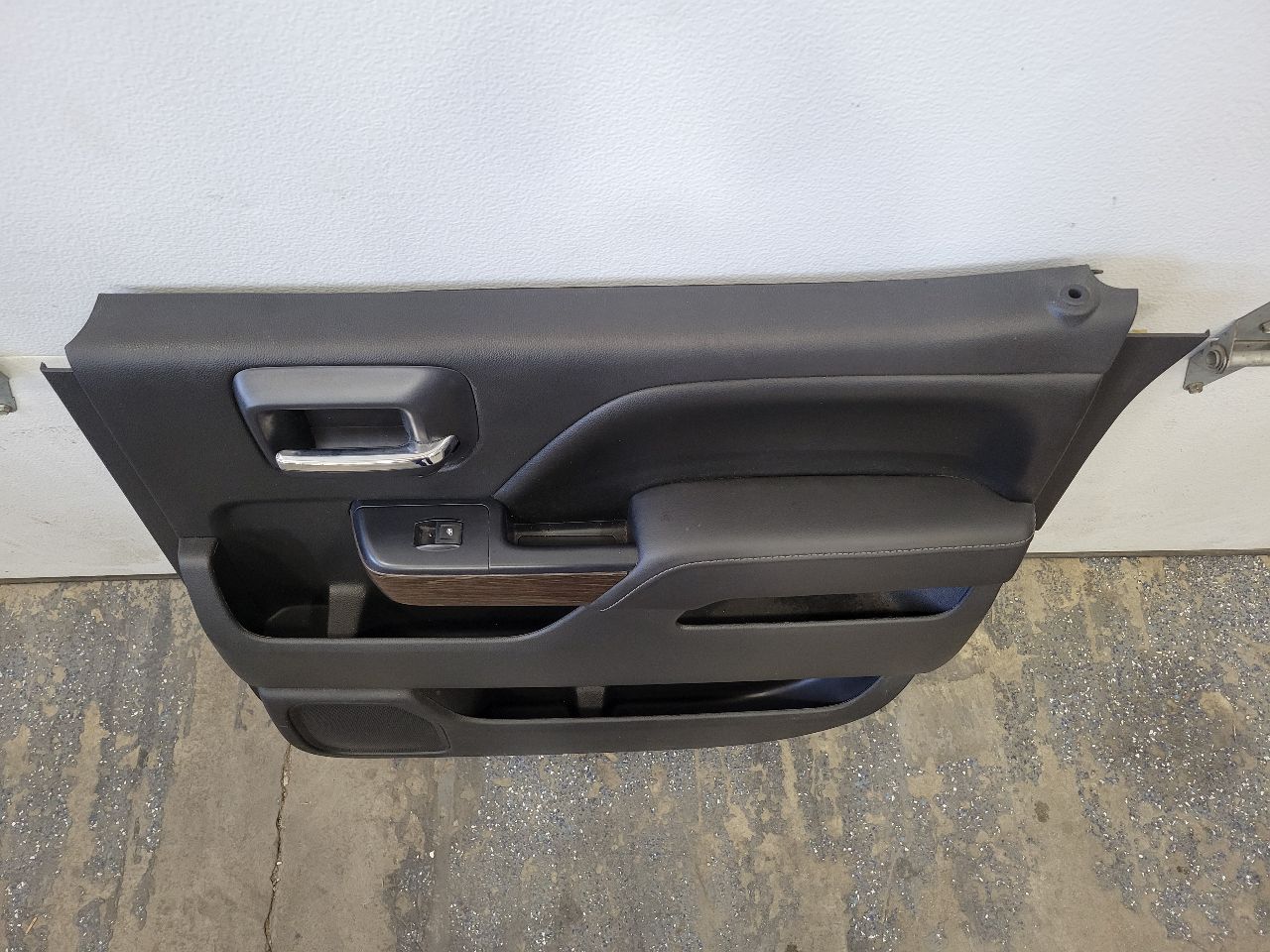 2017 SIERDEN15 DENALI CREW CAB PASSENGER REAR TRIM 26225 - image 2