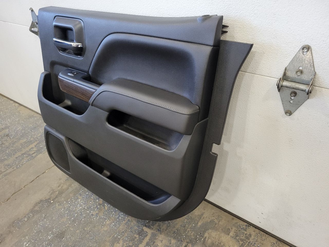 2017 SIERDEN15 DENALI CREW CAB PASSENGER REAR TRIM 26225 - image 3