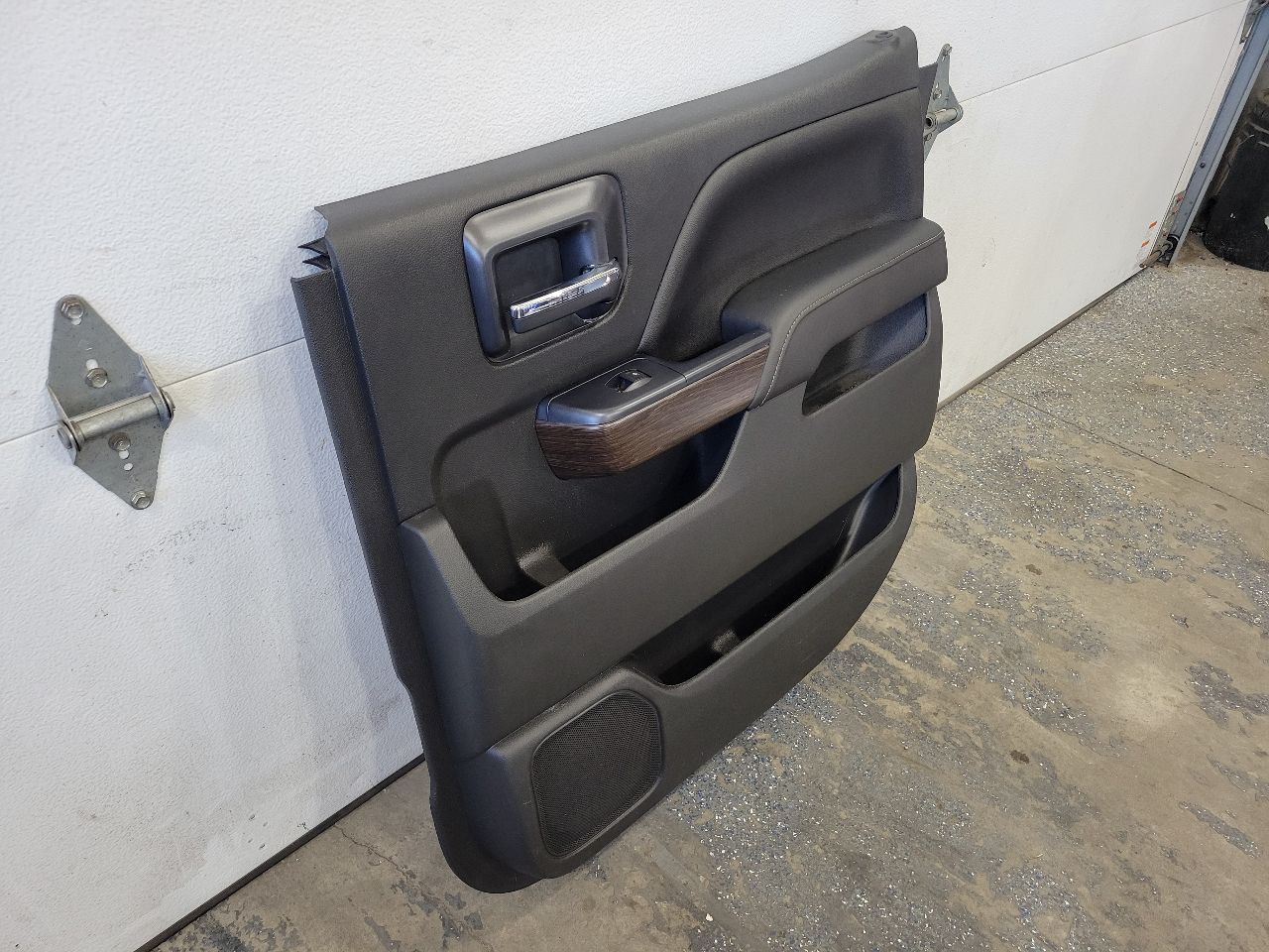 2017 SIERDEN15 DENALI CREW CAB PASSENGER REAR TRIM 26225 - image 4