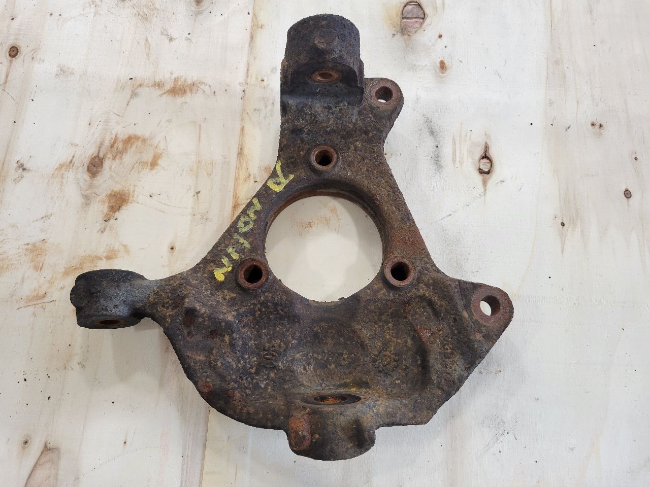 2012 ESCALADE RH PASSENGER FRONT SPINDLE 26287 - image 1
