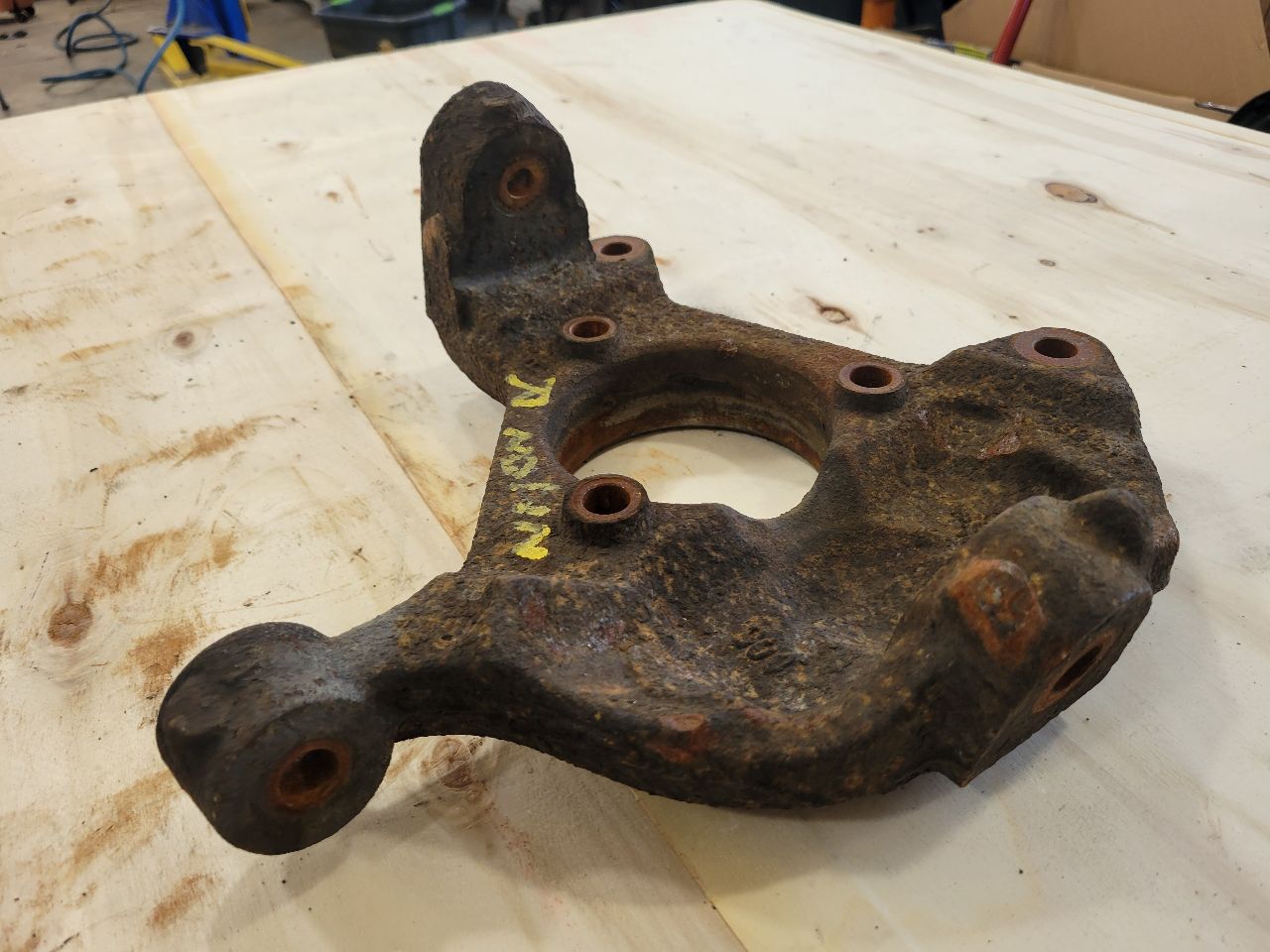 2012 ESCALADE RH PASSENGER FRONT SPINDLE 26287 - image 3