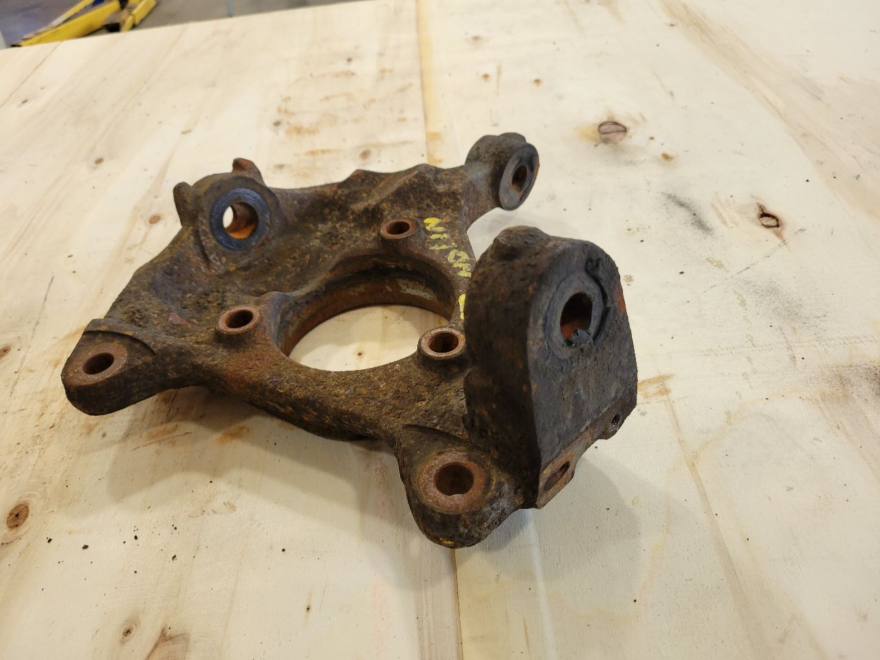 2012 ESCALADE RH PASSENGER FRONT SPINDLE 26287 - image 5