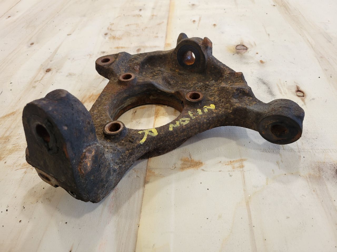 2012 ESCALADE RH PASSENGER FRONT SPINDLE 26287 - image 6