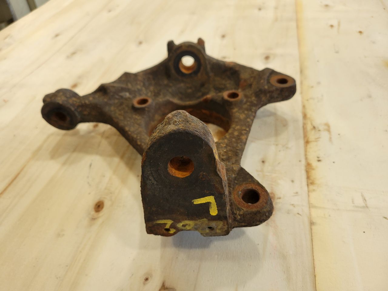 2012 ESCALADE LH DRIVER FRONT SPINDLE 26288 - image 5