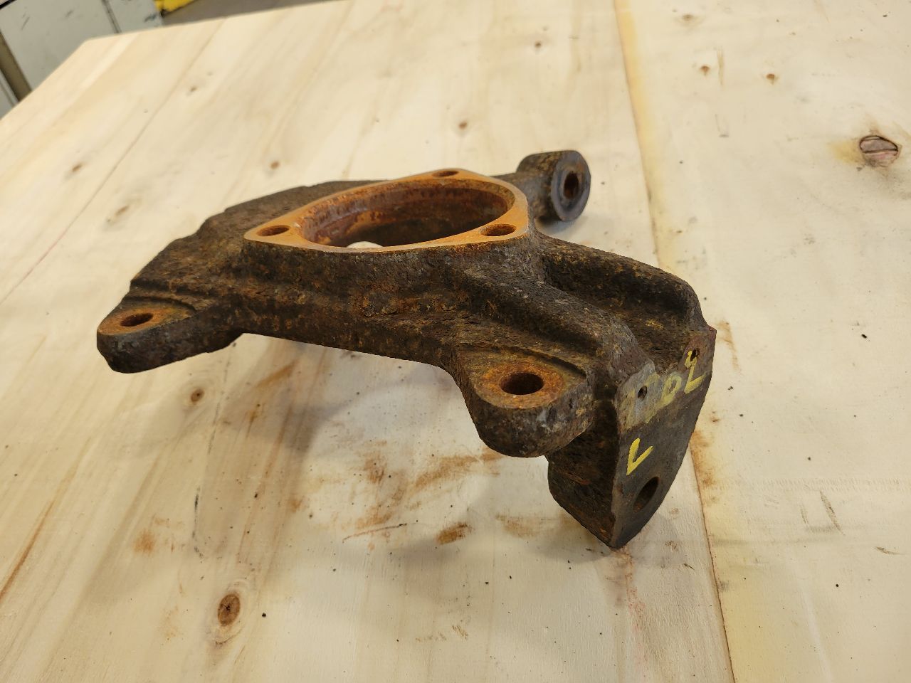 2012 ESCALADE LH DRIVER FRONT SPINDLE 26288 - image 9