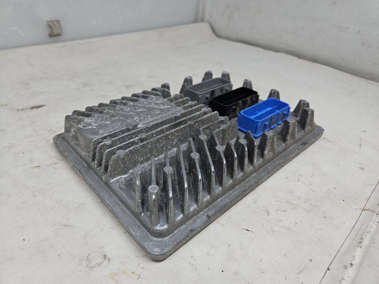 2016 ESCALADE E92 ECM ENGINE CONTROL MODULE L86 26296 - image 3