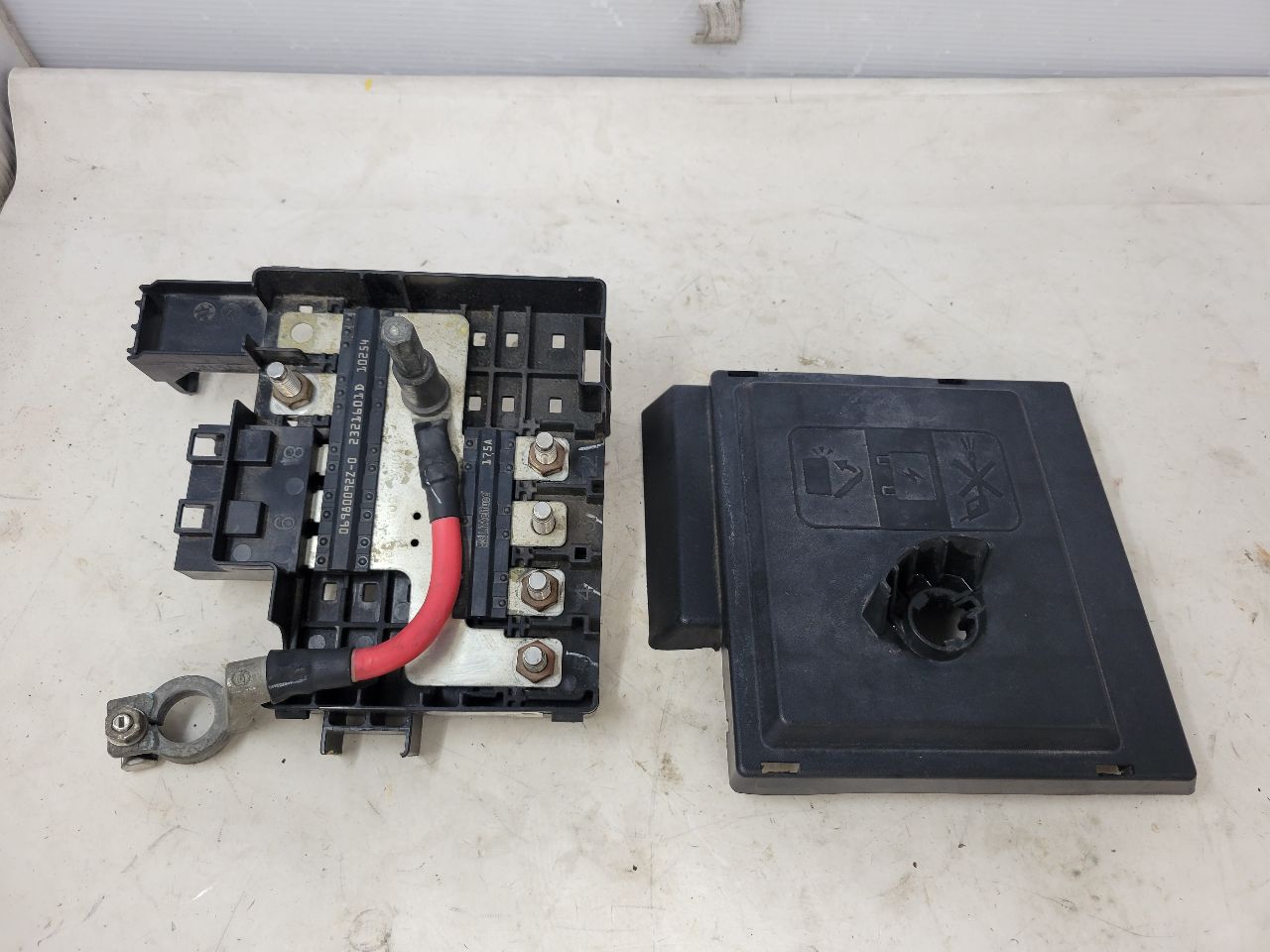 2017 SIERDEN15 BATTERY FUSE JUNCTION BLOCK 84043745 26302 - image 1