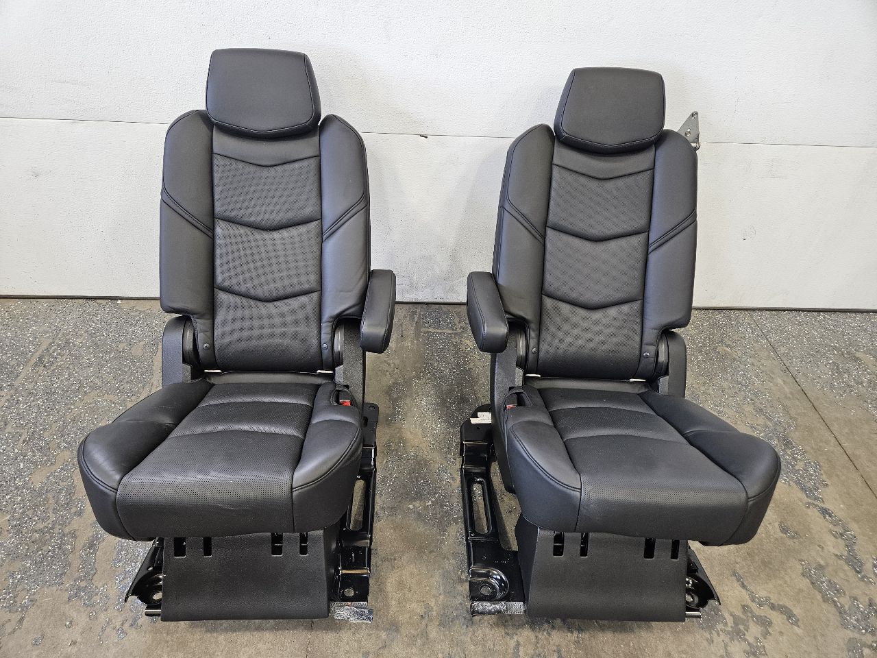 2016 ESCALADE 2ND ROW BUCKET SEATS BLACK LEATHER 26358 - image 1