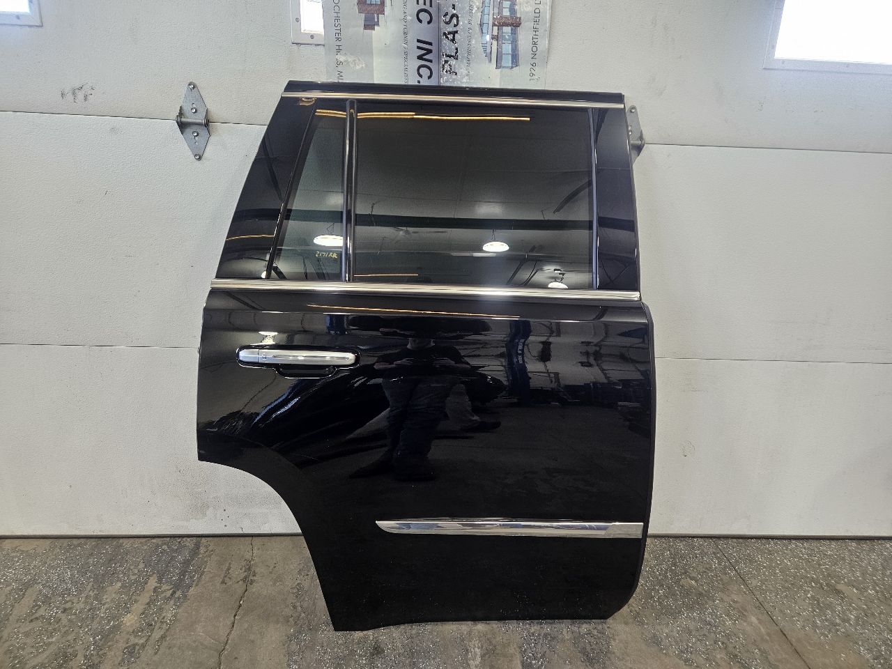 2016 ESCALADE RH PASSENGER REAR DOOR BLACK 000 26361 - image 1