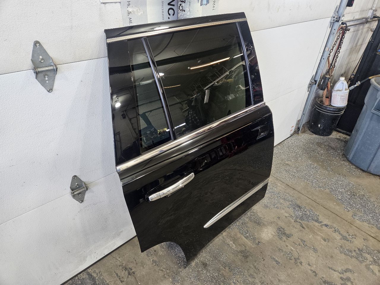 2016 ESCALADE RH PASSENGER REAR DOOR BLACK 000 26361 - image 2
