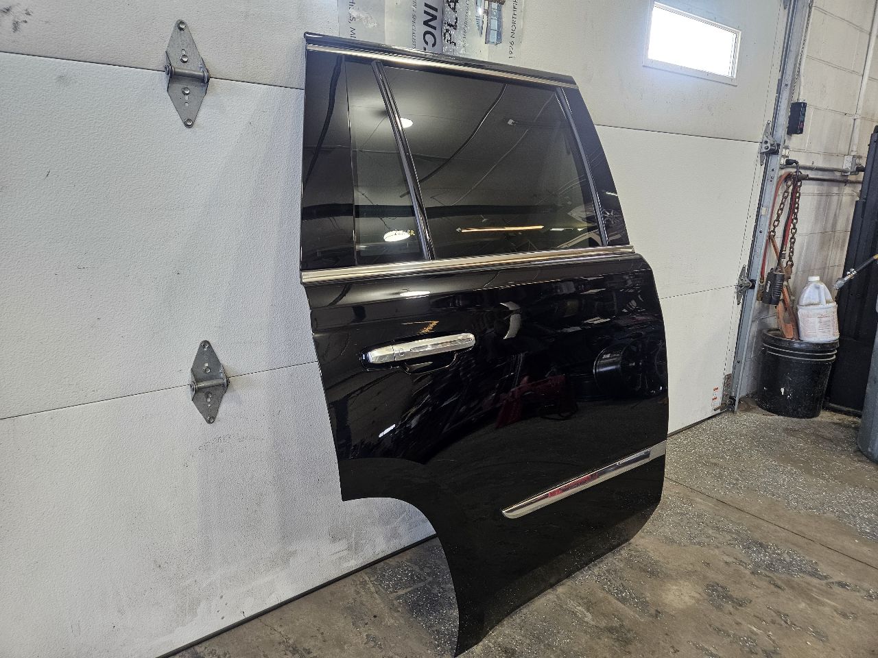 2016 ESCALADE RH PASSENGER REAR DOOR BLACK 000 26361 - image 3