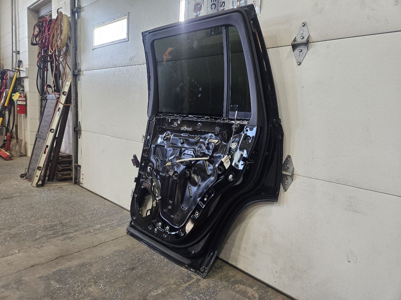 2016 ESCALADE RH PASSENGER REAR DOOR BLACK 000 26361 - image 10