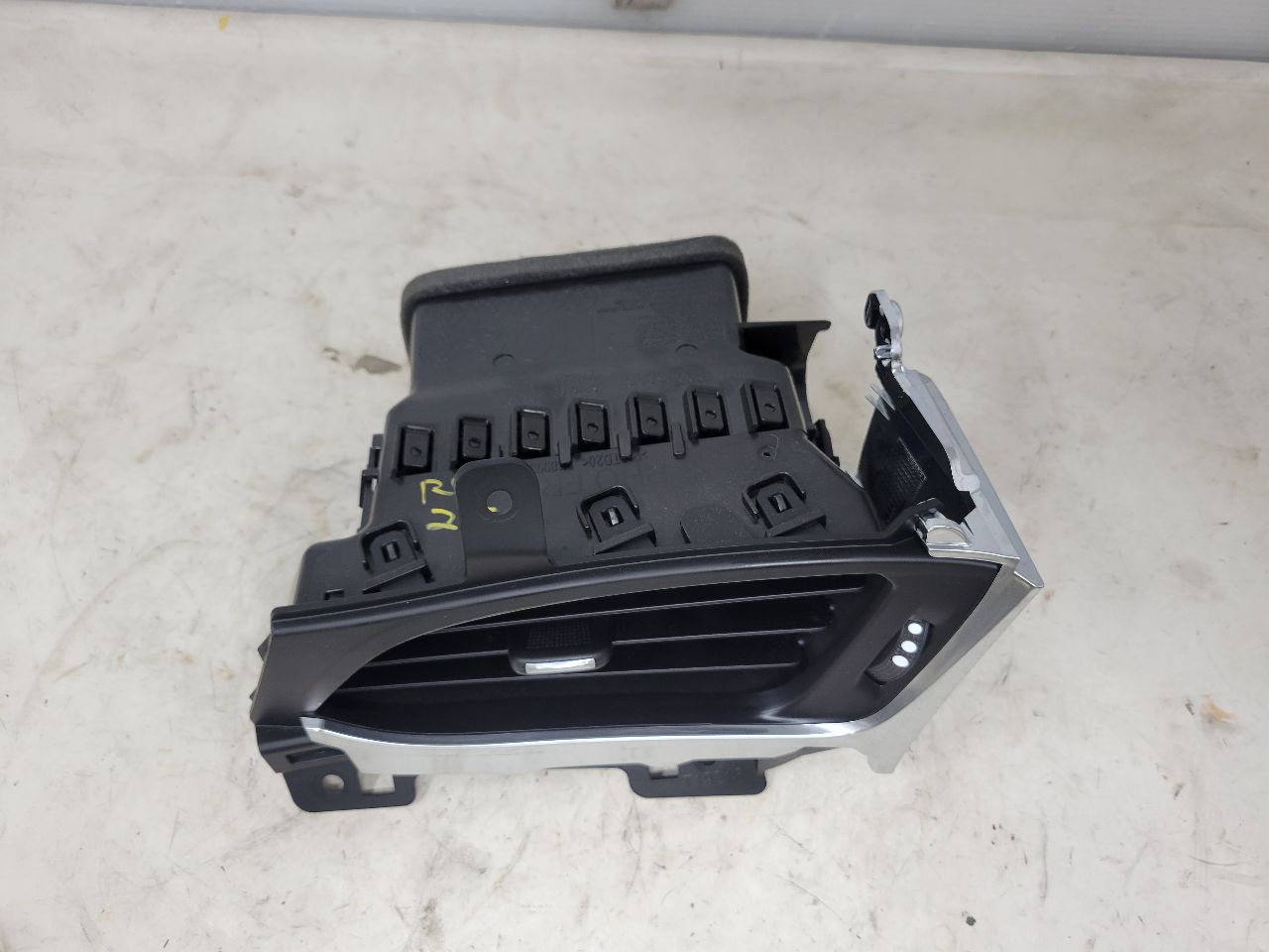 2016 ESCALADE RH PASSENGER OUTER VENT 22946836 26408 - image 2