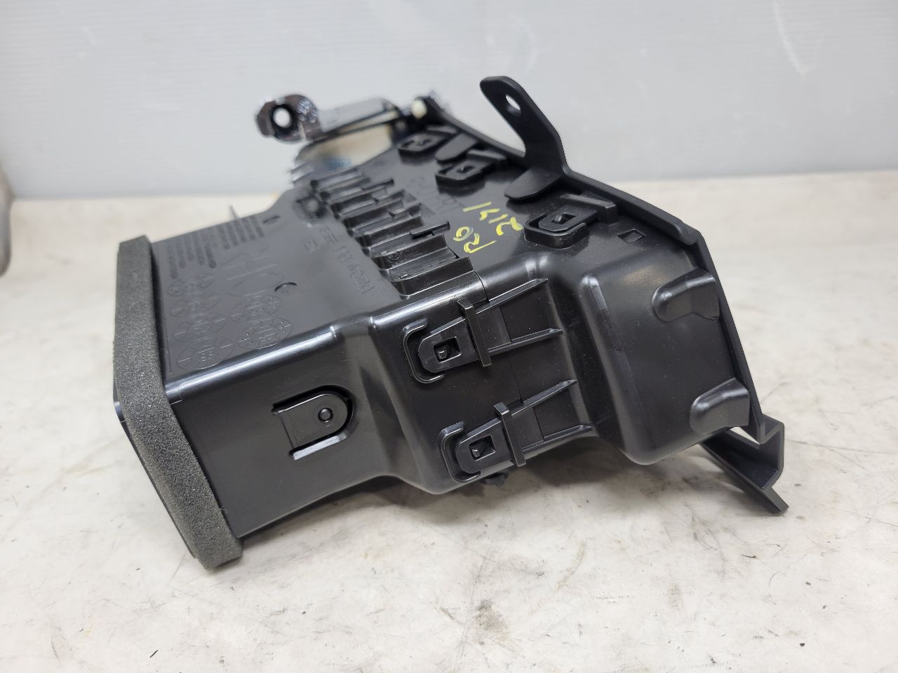 2016 ESCALADE RH PASSENGER OUTER VENT 22946836 26408 - image 3