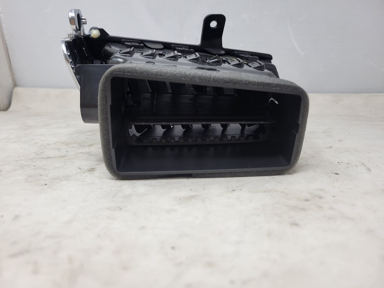 2016 ESCALADE RH PASSENGER OUTER VENT 22946836 26408 - image 5