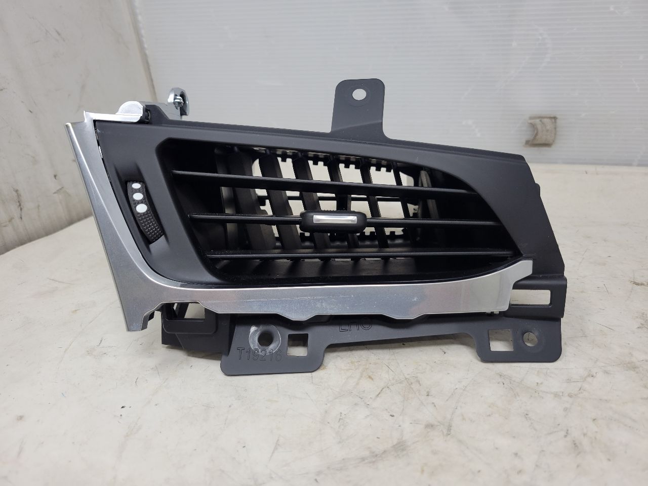 2016 ESCALADE LH DRIVER OUTER DASH VENT 22946837 26415 - image 1