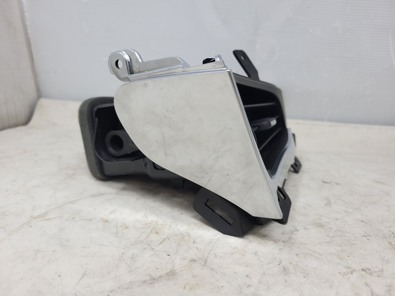 2016 ESCALADE LH DRIVER OUTER DASH VENT 22946837 26415 - image 3