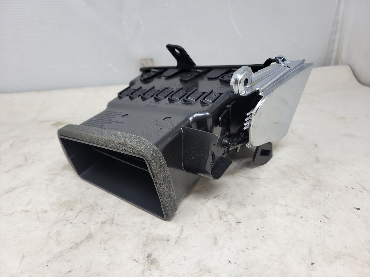 2016 ESCALADE LH DRIVER OUTER DASH VENT 22946837 26415 - image 4
