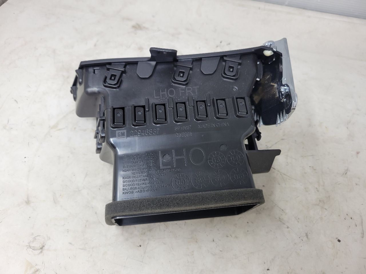 2016 ESCALADE LH DRIVER OUTER DASH VENT 22946837 26415 - image 5