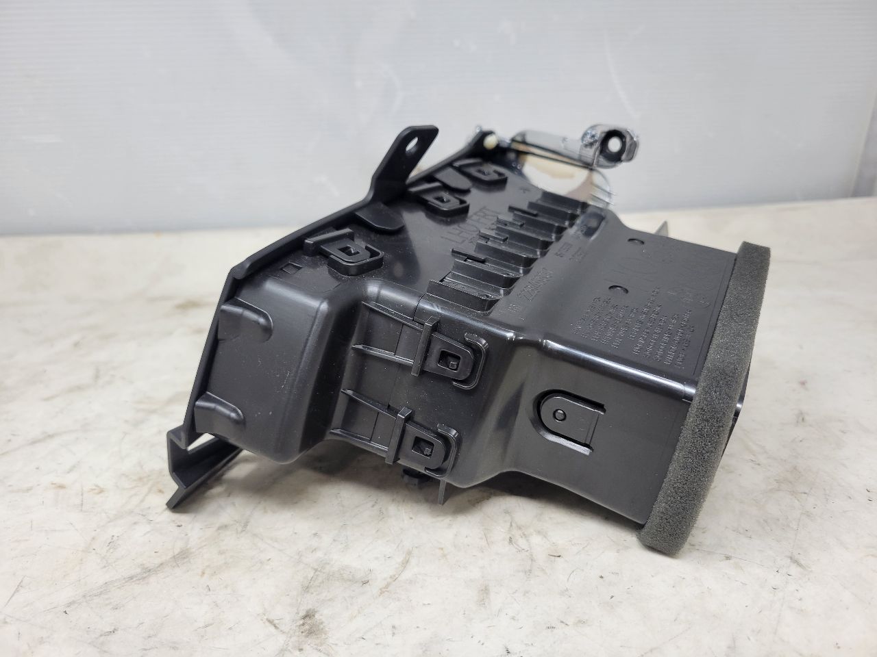 2016 ESCALADE LH DRIVER OUTER DASH VENT 22946837 26415 - image 6