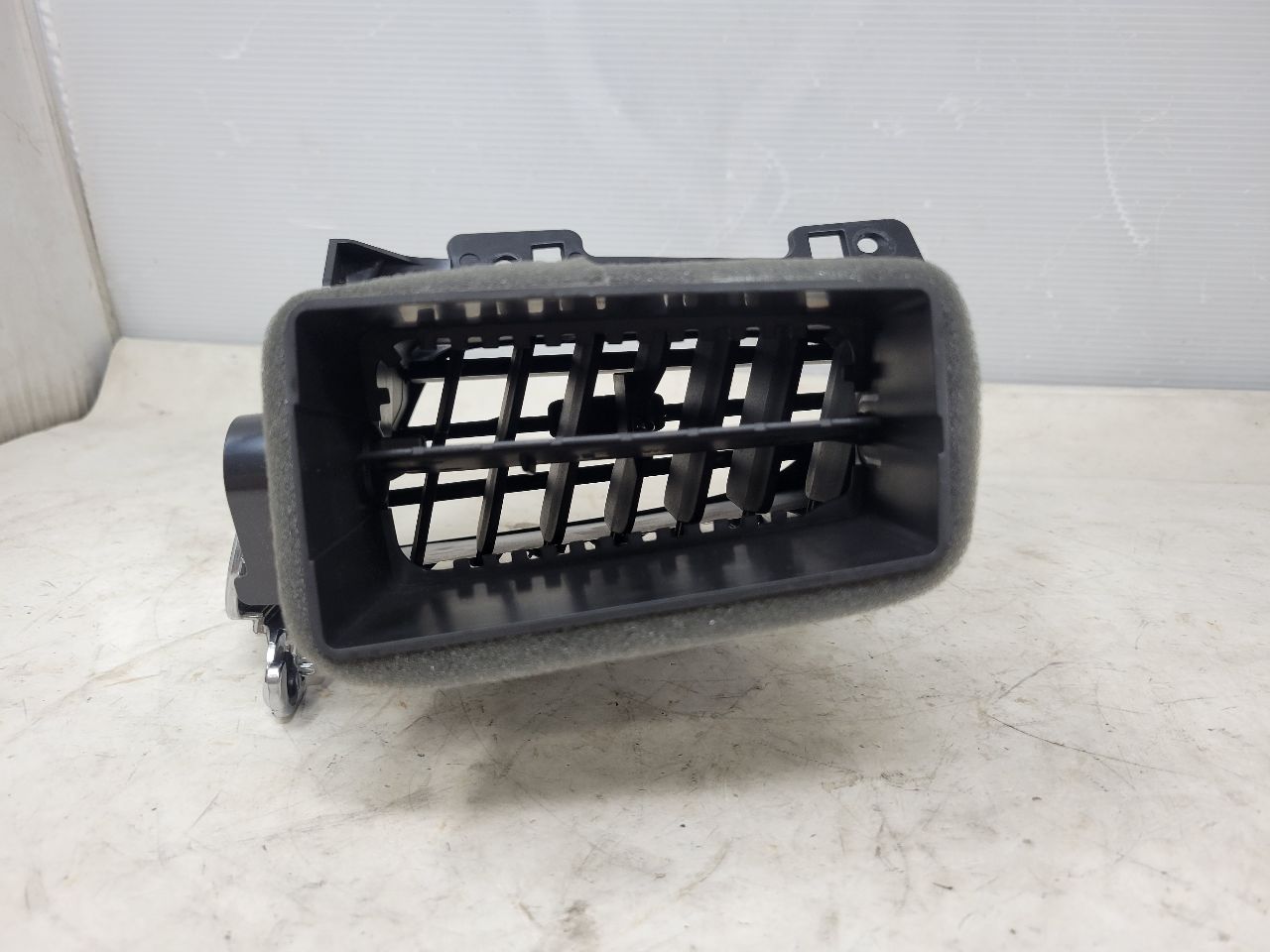 2016 ESCALADE LH DRIVER OUTER DASH VENT 22946837 26415 - image 8