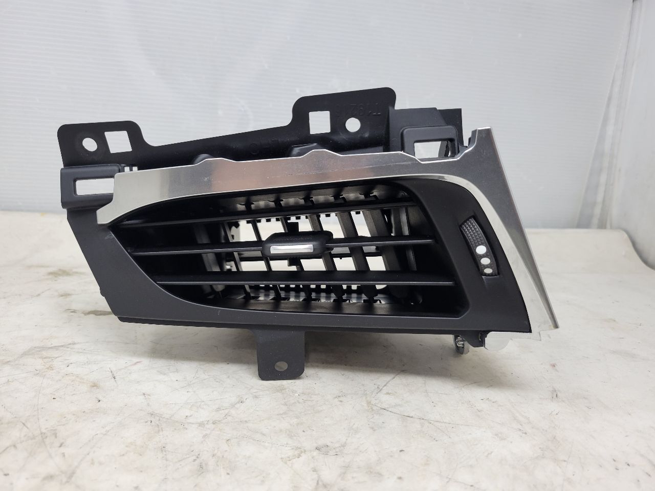 2016 ESCALADE LH DRIVER OUTER DASH VENT 22946837 26415 - image 9