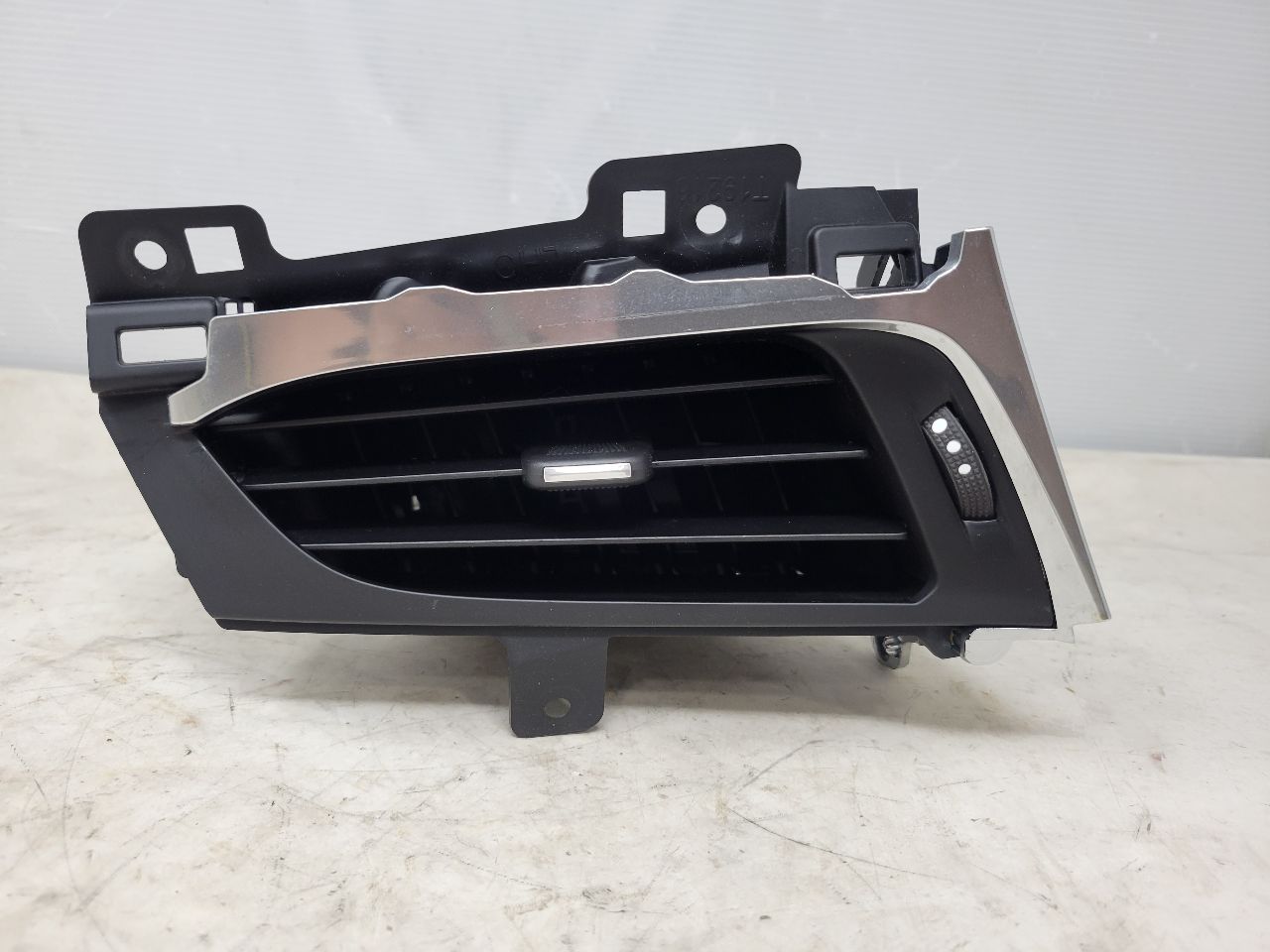 2016 ESCALADE LH DRIVER OUTER DASH VENT 22946837 26415 - image 10
