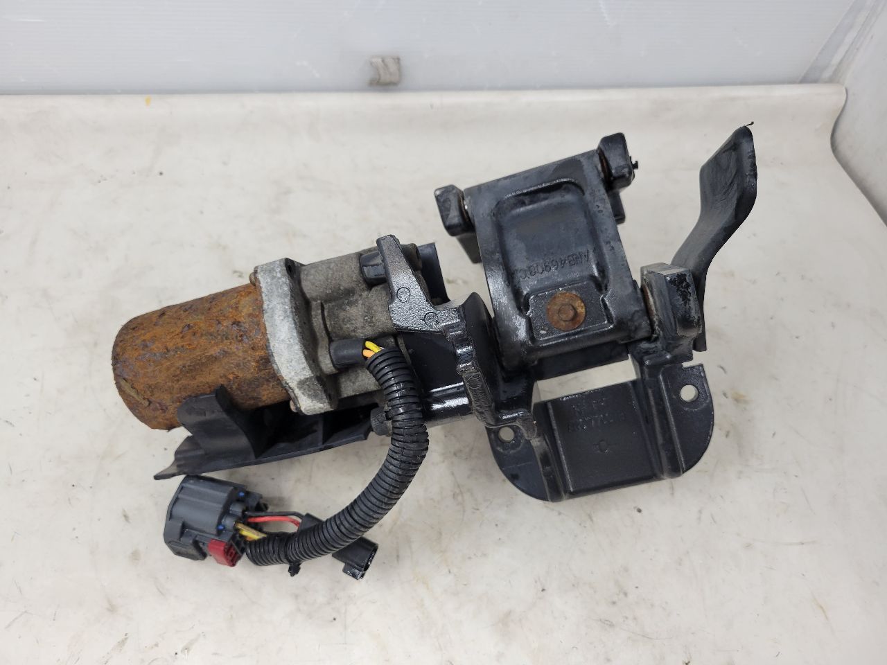2016 ESCALADE RH PASSENGER RUNNING BOARD MOTOR 26427 - image 1