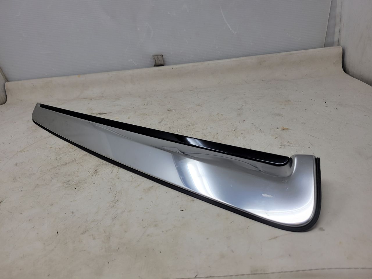 2016 ESCALADE RH PASSENGER CHROME C PILLAR TRIM 26453 - image 1