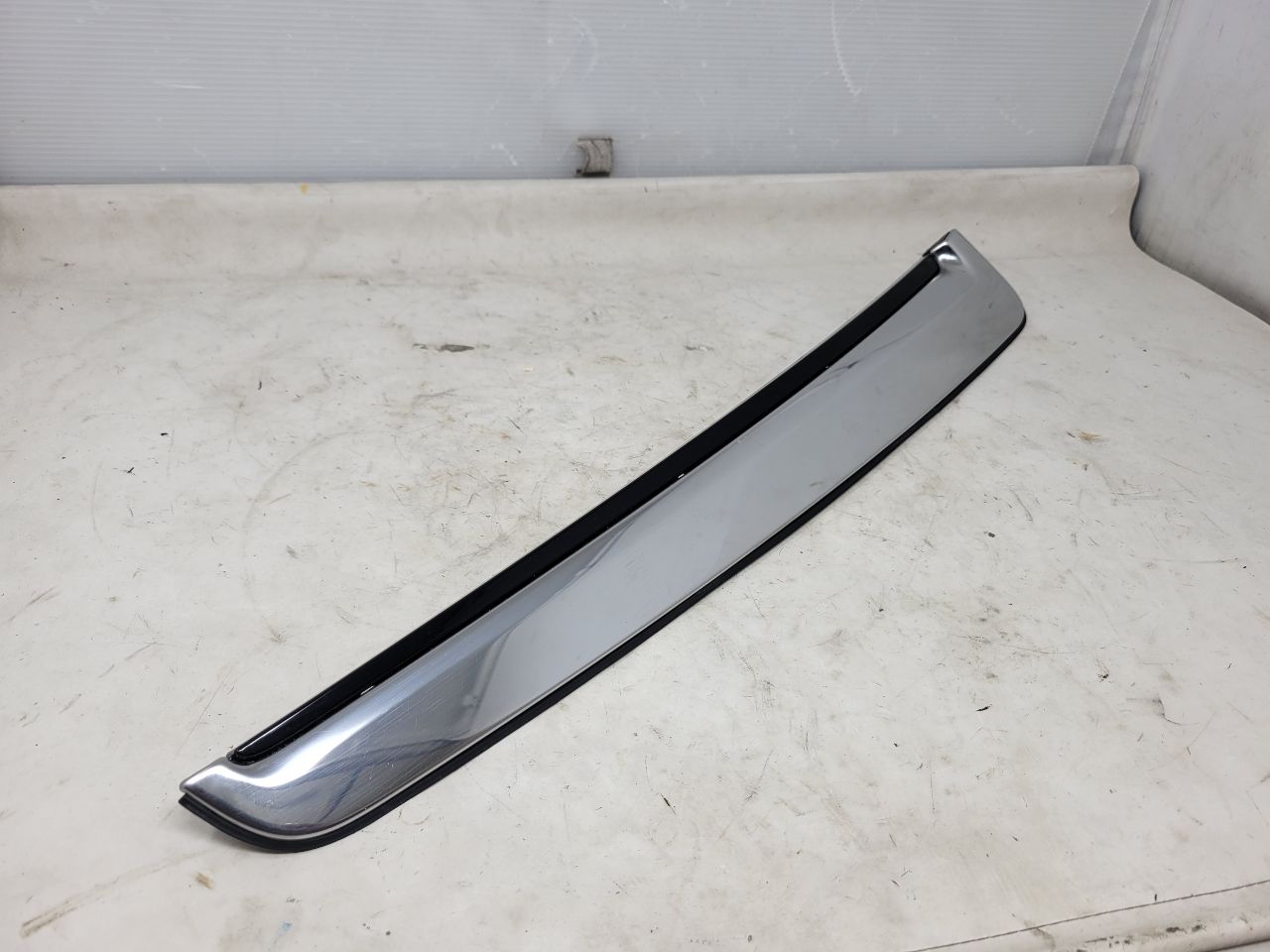 2016 ESCALADE RH PASSENGER CHROME C PILLAR TRIM 26453 - image 4