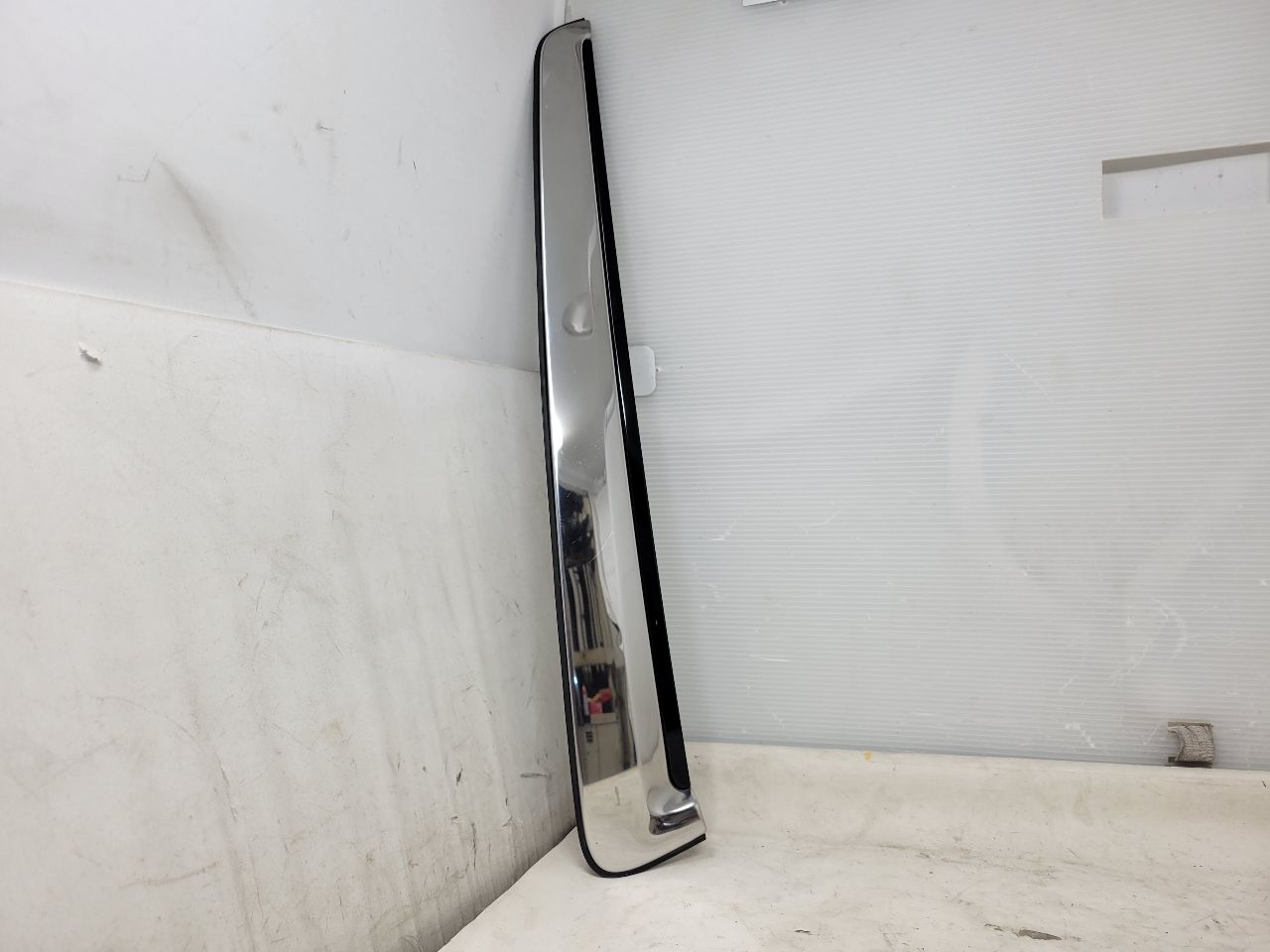 2016 ESCALADE RH PASSENGER CHROME C PILLAR TRIM 26453 - image 5