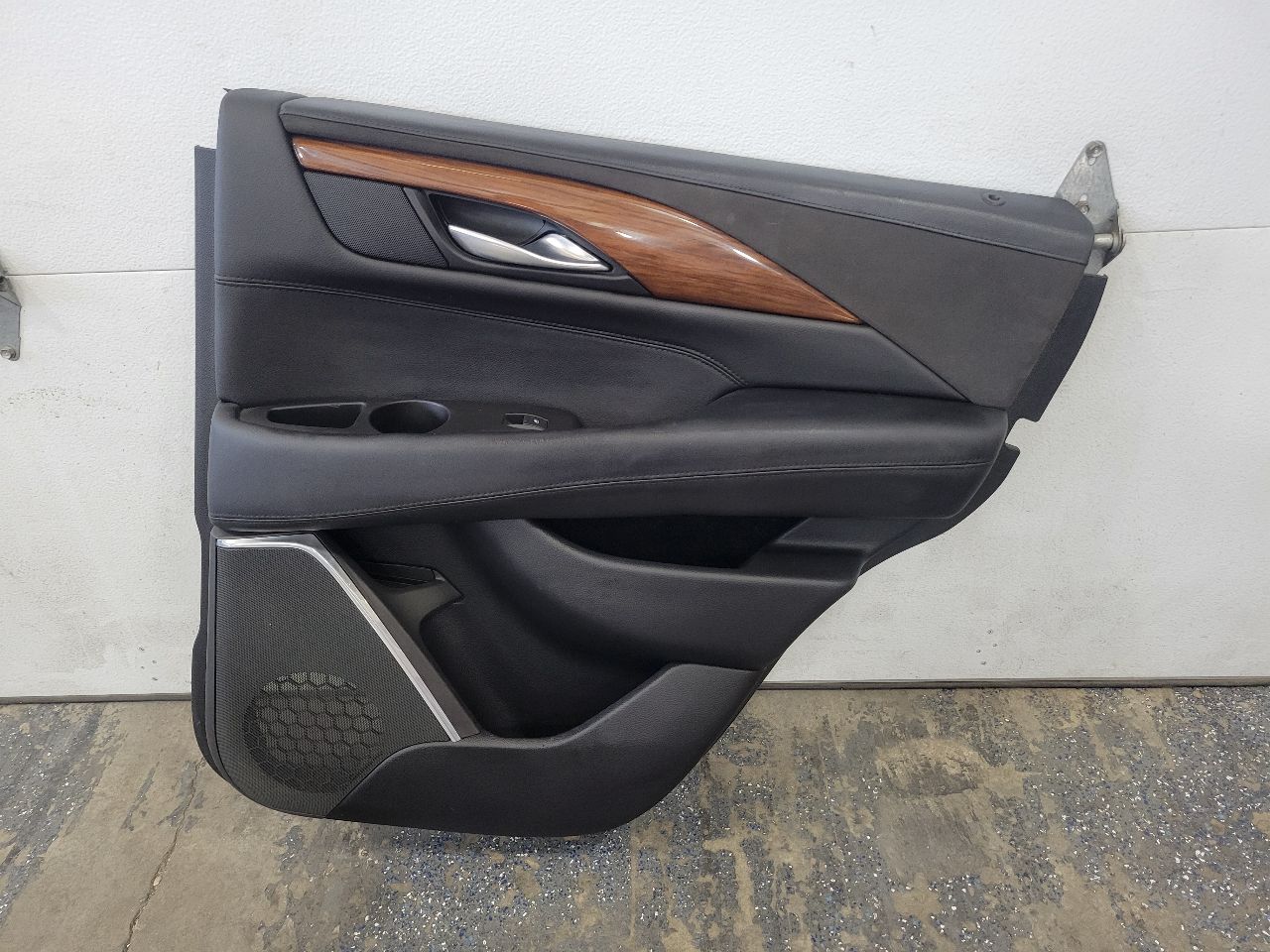 2016 ESCALADE RH PASSENGER REAR DOOR TRIM PANEL 26499 - image 1