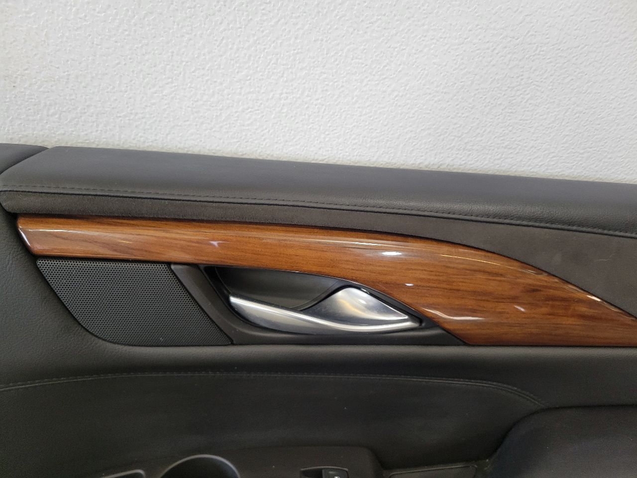 2016 ESCALADE RH PASSENGER REAR DOOR TRIM PANEL 26499 - image 4