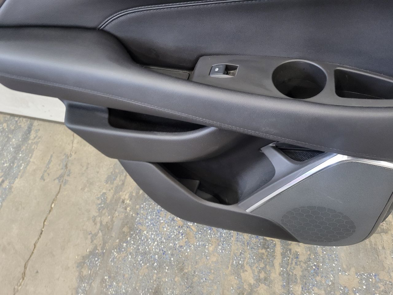2016 ESCALADE LH DRIVER REAR DOOR TRIM PANEL BLACK 26500 - image 6