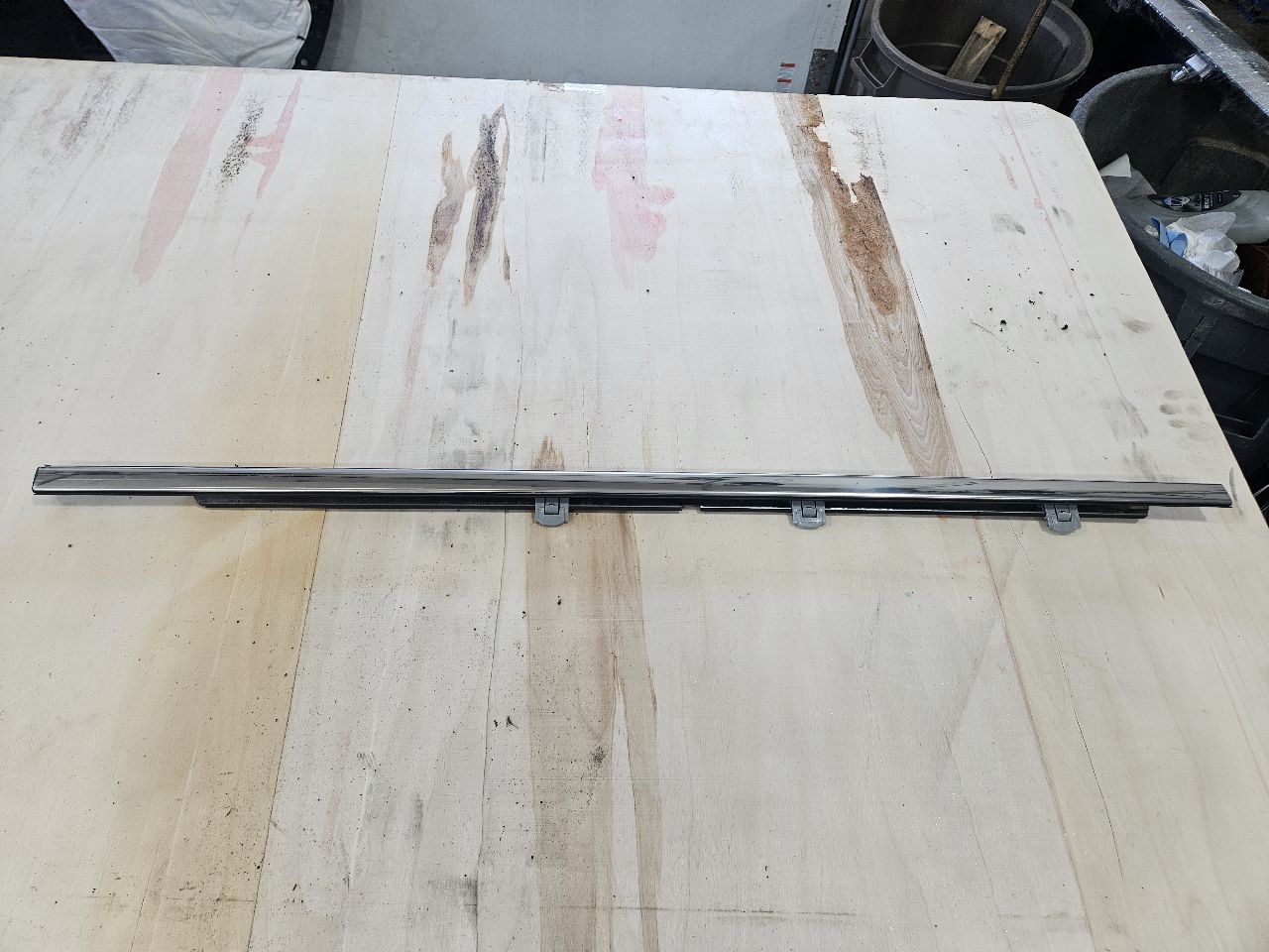 2016 ESCALADE FRONT RH DOOR FRONT WEATHERSTRIPPING 26515 - image 1
