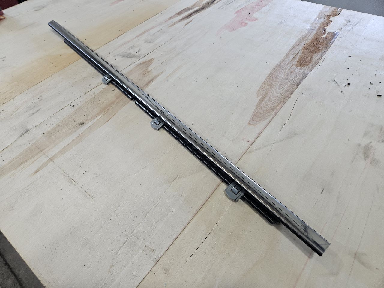 2016 ESCALADE FRONT RH DOOR FRONT WEATHERSTRIPPING 26515 - image 2