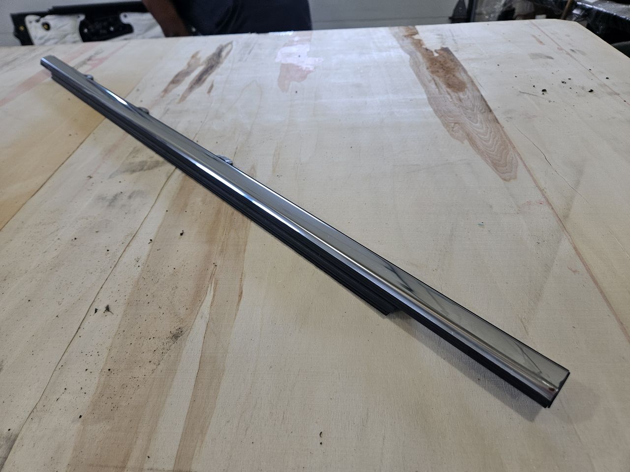 2016 ESCALADE FRONT RH DOOR FRONT WEATHERSTRIPPING 26515 - image 4