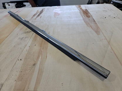 2016 ESCALADE FRONT RH DOOR FRONT WEATHERSTRIPPING 26515 - image 4