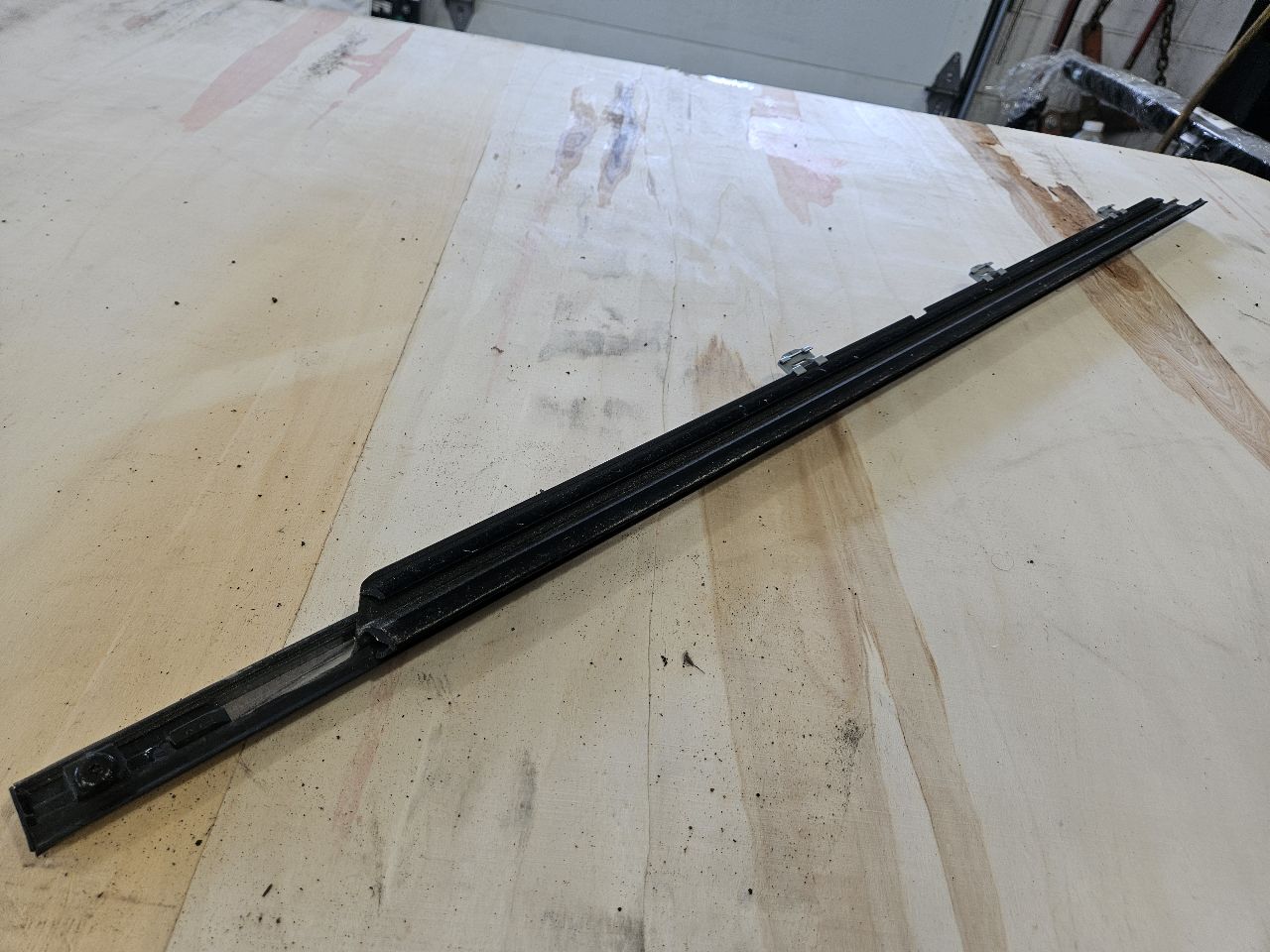 2016 ESCALADE FRONT RH DOOR FRONT WEATHERSTRIPPING 26515 - image 8