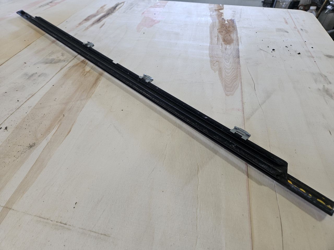 2016 ESCALADE FRONT RH DOOR FRONT WEATHERSTRIPPING 26515 - image 9