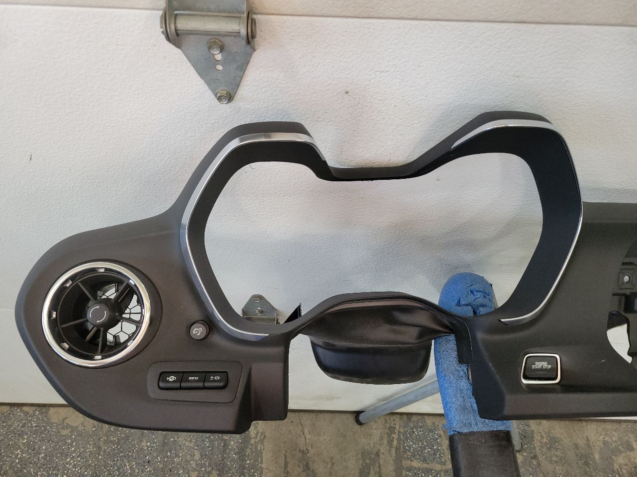2018 CAMARO CLUSTER DASH BEZEL TRIM W/START BUTT 26555 - image 2